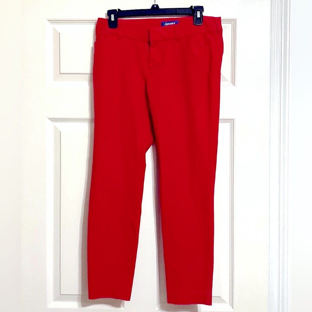 Dressy or casual red cropped pants!